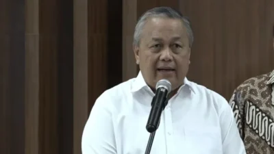 Gubernur BI Perry Warjiyo menjelaskan proyeksi Rupiah 2027 di Kompleks Parlemen Senayan