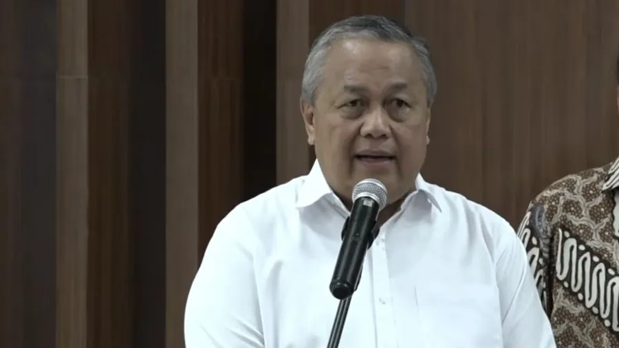 Gubernur BI Perry Warjiyo menjelaskan proyeksi Rupiah 2027 di Kompleks Parlemen Senayan