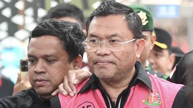 Sony Sonjaya tersangka korupsi MBG berjalan menuju mobil tahanan Kejagung