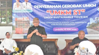 Gerobak UMKM Gorontalo diserahkan kepada pelaku usaha di Kawasan Kuliner Limboto