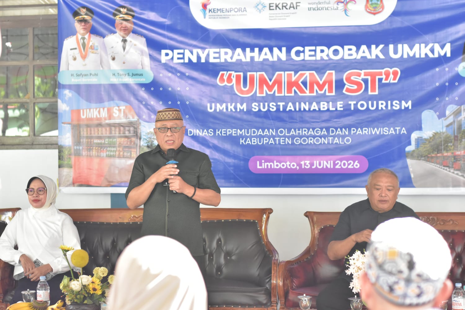 Gerobak UMKM Gorontalo diserahkan kepada pelaku usaha di Kawasan Kuliner Limboto