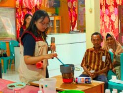 Mahasiswa UGM Ajak Warga Deme II Olah Cengkih Bernilai Jual