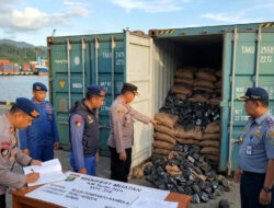 Polda Gorontalo Gagalkan Kiriman Batu Hitam yang Disamarkan sebagai Kemiri