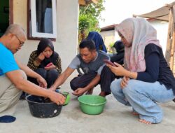 Tim Ekspedisi Patriot UNAIR Sumalata Bersama Masyarakat Panen Madu Lebah Trigona “Tahudu”